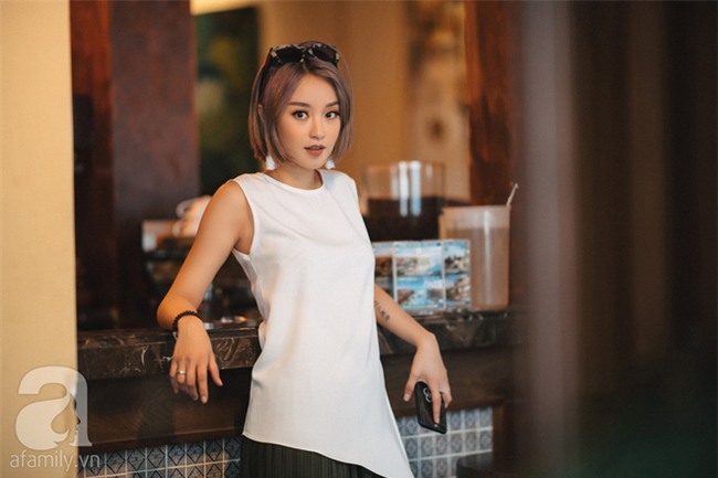 Mi Vân gợi ý cách diện đồ hợp mốt với kiểu tóc ngắn nhuộm màu khói - Ảnh 2.