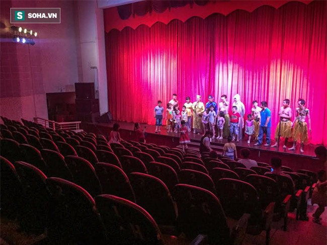 Hình ảnh thảm hại tại buổi diễn của sân khấu Minh Béo ngày 1/6: Khi khán giả bức xúc, quay lưng - Ảnh 2.