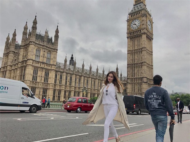 Kỳ Duyên diện đồ đơn giản vẫn kiêu kỳ, Angela Phương Trinh bỗng màu mè hết biết trong street style tuần này - Ảnh 1.