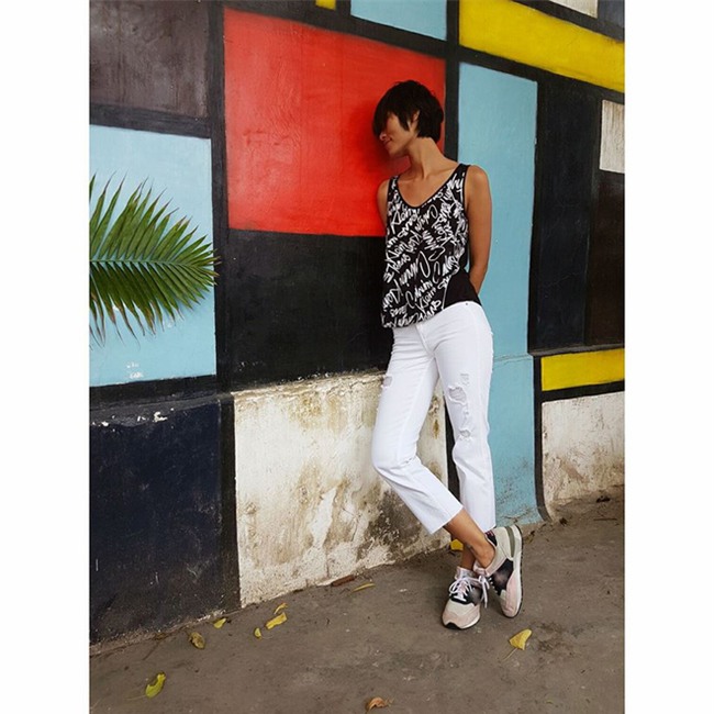 Kỳ Duyên diện đồ đơn giản vẫn kiêu kỳ, Angela Phương Trinh bỗng màu mè hết biết trong street style tuần này - Ảnh 6.