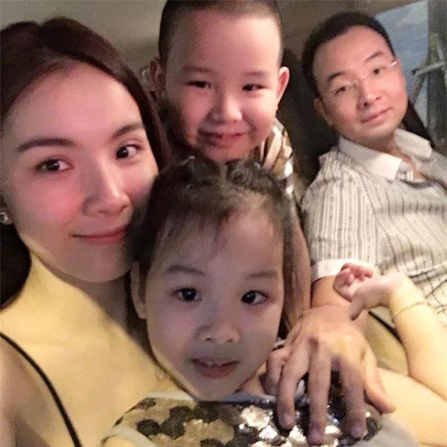 Hoa hậu Thùy Lâm tái xuất trên facebook bằng bức ảnh sum vầy của gia đình nhỏ.
