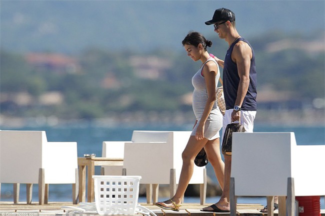 Ronaldo thuê du thuyền đưa bạn gái và con trai đi nghỉ mát - Ảnh 1.