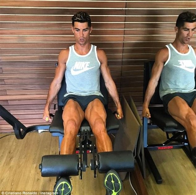 Ronaldo thuê du thuyền đưa bạn gái và con trai đi nghỉ mát - Ảnh 10.