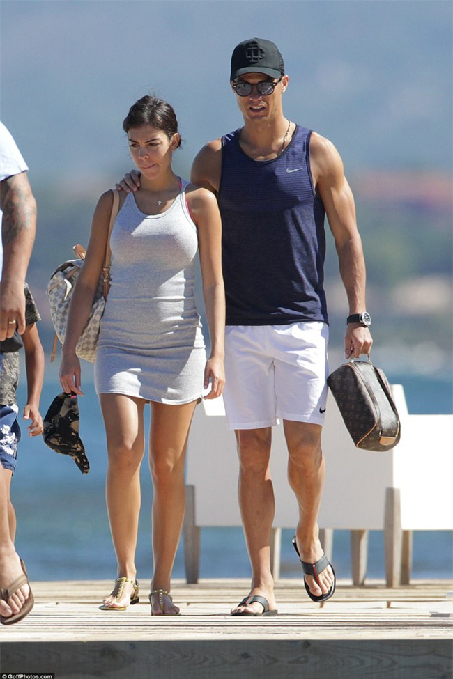 Ronaldo thuê du thuyền đưa bạn gái và con trai đi nghỉ mát - Ảnh 2.