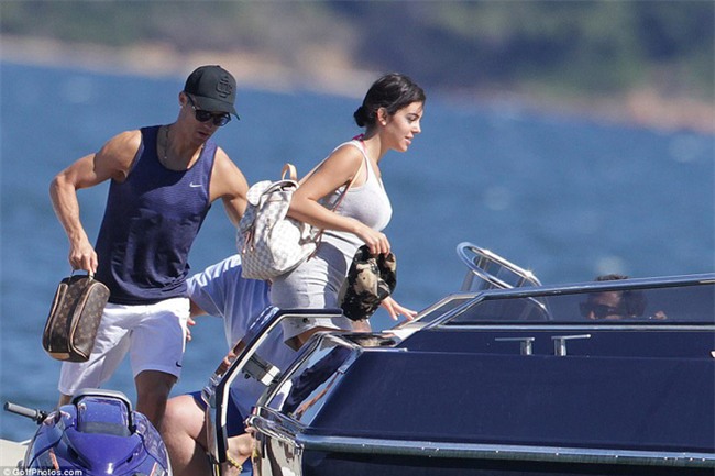 Ronaldo thuê du thuyền đưa bạn gái và con trai đi nghỉ mát - Ảnh 3.