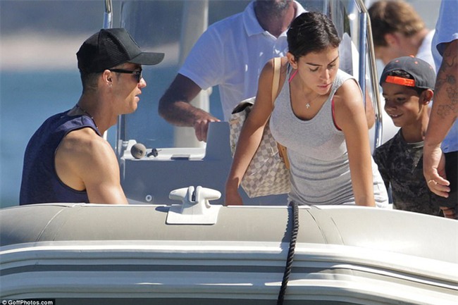 Ronaldo thuê du thuyền đưa bạn gái và con trai đi nghỉ mát - Ảnh 4.