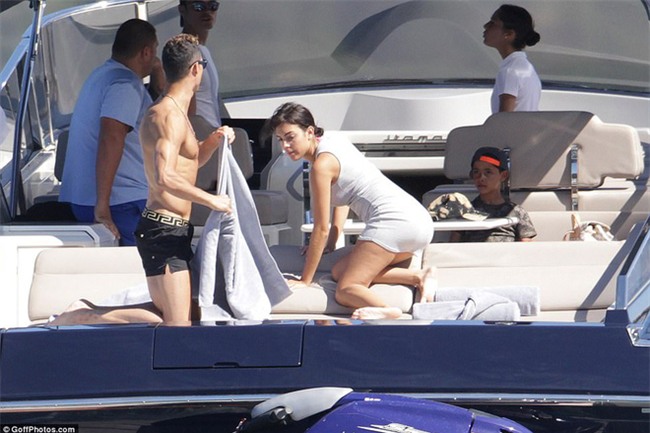 Ronaldo thuê du thuyền đưa bạn gái và con trai đi nghỉ mát - Ảnh 5.