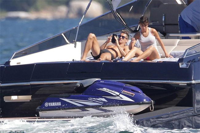 Ronaldo thuê du thuyền đưa bạn gái và con trai đi nghỉ mát - Ảnh 6.