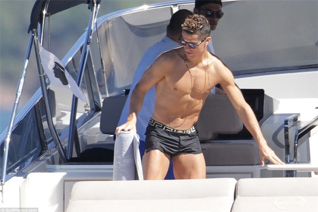 Ronaldo thuê du thuyền đưa bạn gái và con trai đi nghỉ mát - Ảnh 7.