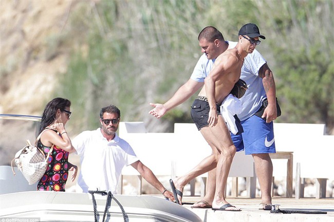 Ronaldo thuê du thuyền đưa bạn gái và con trai đi nghỉ mát - Ảnh 9.