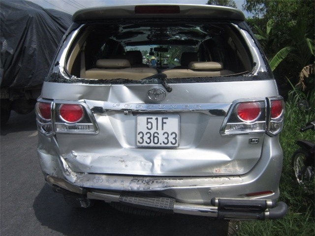 Xe 7 cho di dam cuoi bi oto khach tong dap duoi, 10 nguoi thoat chet hinh anh 1