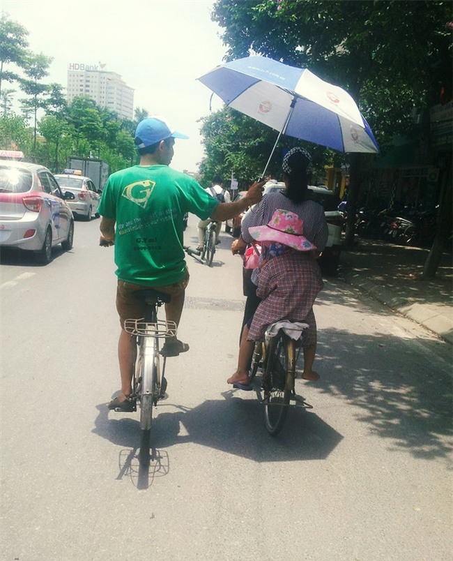 Hình ảnh giản dị đáng yêu giữa lòng Hà Nội vào ngày nắng đỉnh điểm. Ảnh: Minh Nhân.