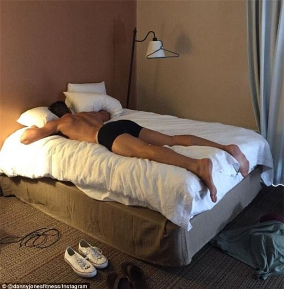 hot boy, hot boy 6 múi, trai đẹp, trai tây, anh chàng khổng lồ