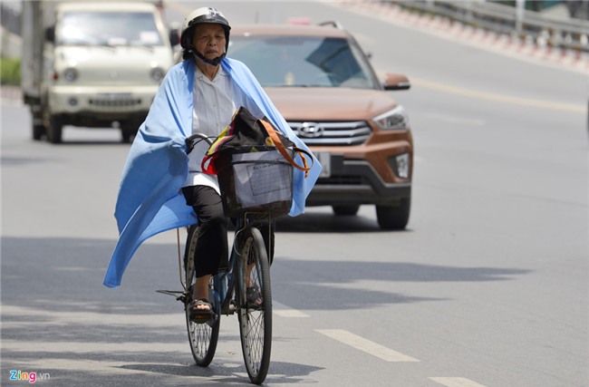 Nang nong 47 do C khien ao anh xuat hien tren duong Ha Noi hinh anh 6