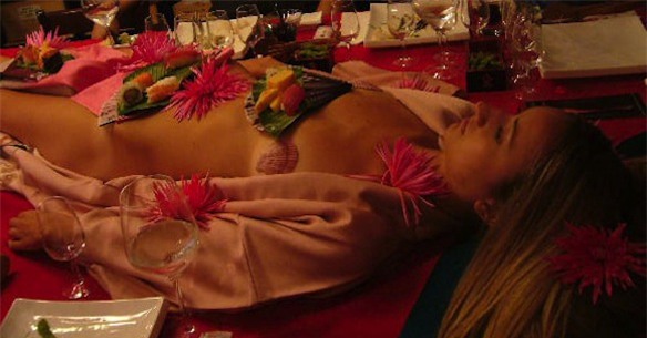 Lời tự sự của một cô gái khi lần đầu tiên làm người mẫu sushi khoả thân - Ảnh 1.