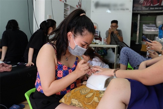 Cô gái kể lại chuyện đánh trả tên cướp mang súng xông vào tiệm nail ở Hà Nội - Ảnh 2.