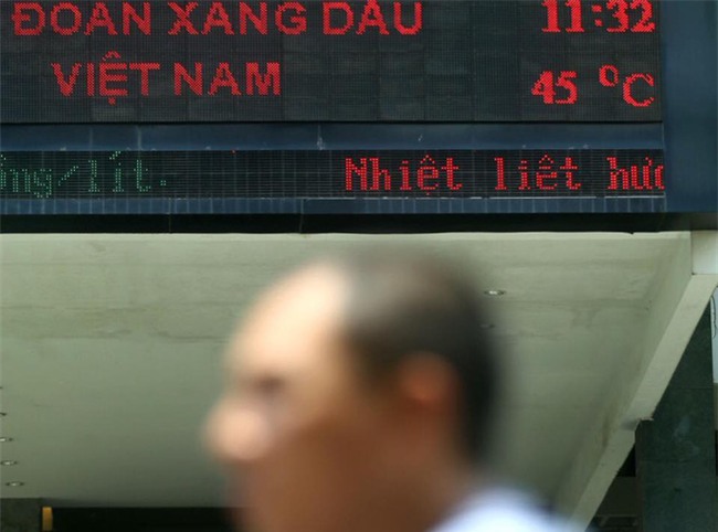 Khổ như người Hà Nội hành xác ngoài đường giữa trời nóng đổ lửa, nhiệt độ lên tới 45 độ C - Ảnh 1.