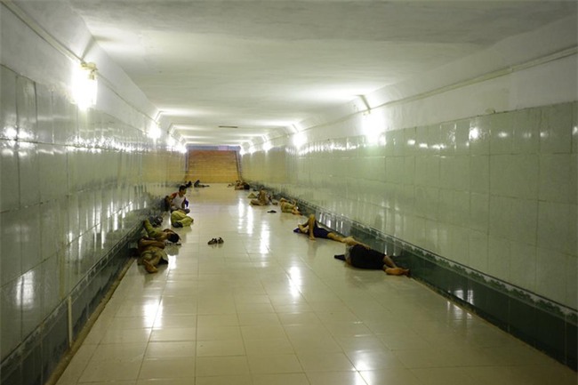 Khổ như người Hà Nội "hành xác" ngoài đường giữa trời nóng đổ lửa, nhiệt độ lên tới 45 độ C - Ảnh 6.