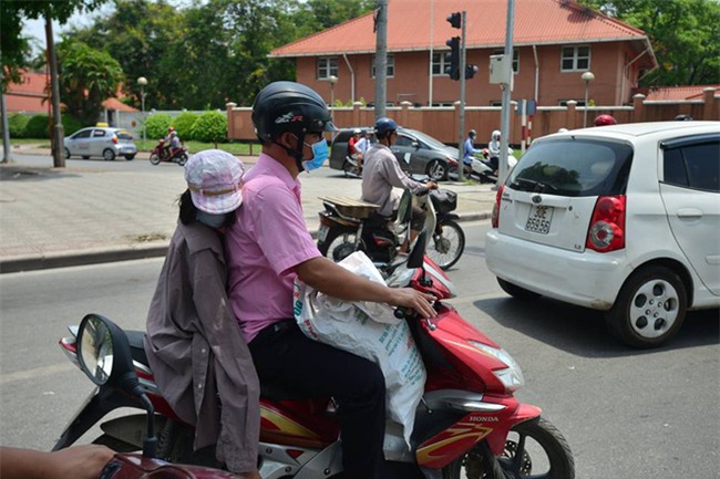 Khổ như người Hà Nội "hành xác" ngoài đường giữa trời nóng đổ lửa, nhiệt độ lên tới 45 độ C - Ảnh 2.