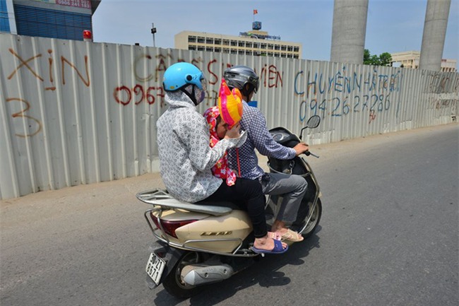 Khổ như người Hà Nội "hành xác" ngoài đường giữa trời nóng đổ lửa, nhiệt độ lên tới 45 độ C - Ảnh 2.