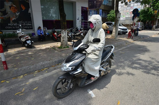 Khổ như người Hà Nội "hành xác" ngoài đường giữa trời nóng đổ lửa, nhiệt độ lên tới 45 độ C - Ảnh 2.