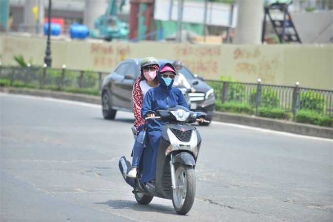 Khổ như người Hà Nội "hành xác" ngoài đường giữa trời nóng đổ lửa, nhiệt độ lên tới 45 độ C - Ảnh 2.