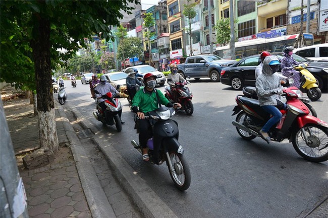 Khổ như người Hà Nội "hành xác" ngoài đường giữa trời nóng đổ lửa, nhiệt độ lên tới 45 độ C - Ảnh 3.