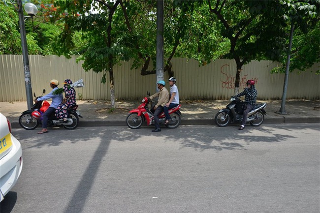 Khổ như người Hà Nội "hành xác" ngoài đường giữa trời nóng đổ lửa, nhiệt độ lên tới 45 độ C - Ảnh 3.