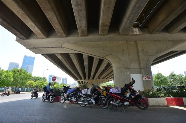 Khổ như người Hà Nội "hành xác" ngoài đường giữa trời nóng đổ lửa, nhiệt độ lên tới 45 độ C - Ảnh 3.