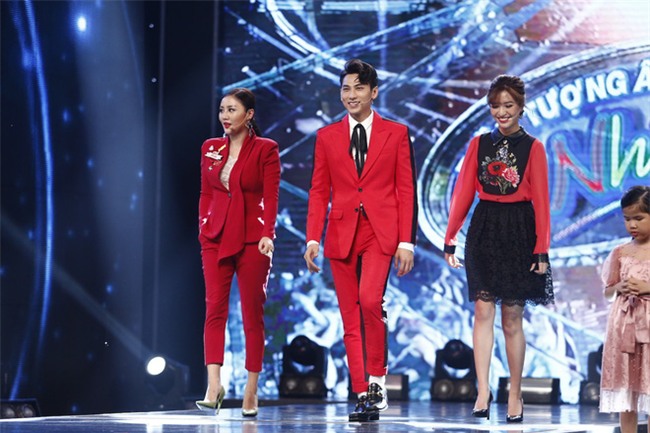 Văn Mai Hương bật khóc khi nghe cô bé khiếm thị Minh Hiền nói về ước mơ - Ảnh 1.