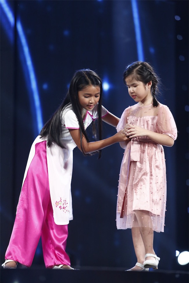 Văn Mai Hương bật khóc khi nghe cô bé khiếm thị Minh Hiền nói về ước mơ - Ảnh 22.