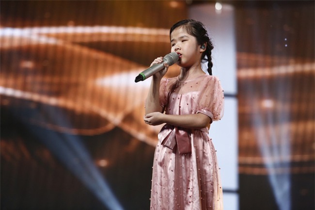 Văn Mai Hương bật khóc khi nghe cô bé khiếm thị Minh Hiền nói về ước mơ - Ảnh 3.