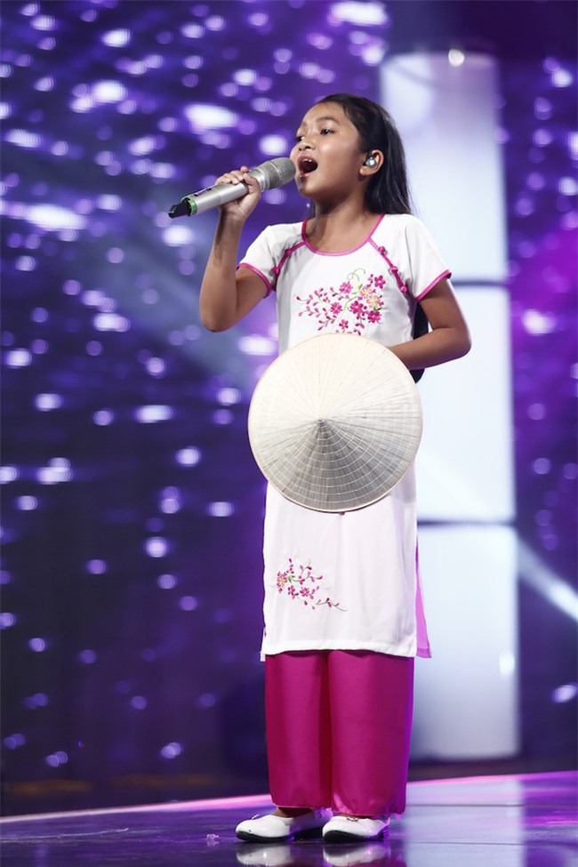 Văn Mai Hương bật khóc khi nghe cô bé khiếm thị Minh Hiền nói về ước mơ - Ảnh 8.