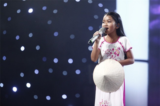 Văn Mai Hương bật khóc khi nghe cô bé khiếm thị Minh Hiền nói về ước mơ - Ảnh 9.