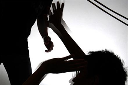 thanh nien bi chem chet oan khi dang tinh tien o quan karaoke hinh anh 1