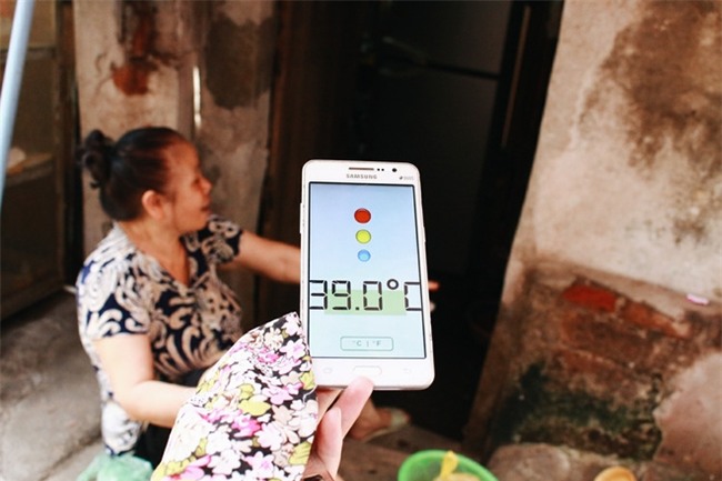 Phòng trọ ổ chuột hầm hập trong cái nóng thiêu đốt đến 40 độ C ở Hà Nội - Ảnh 5.