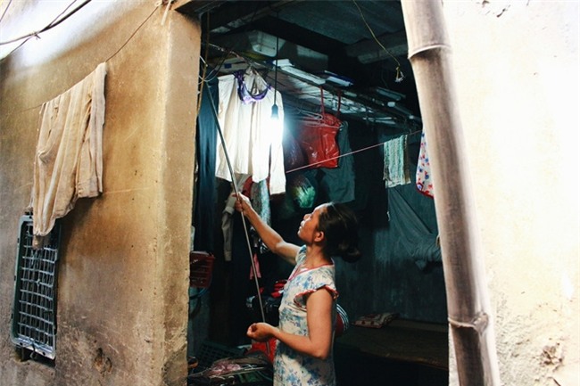 Phòng trọ ổ chuột hầm hập trong cái nóng thiêu đốt đến 40 độ C ở Hà Nội - Ảnh 7.