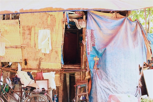 Phòng trọ ổ chuột hầm hập trong cái nóng thiêu đốt đến 40 độ C ở Hà Nội - Ảnh 8.