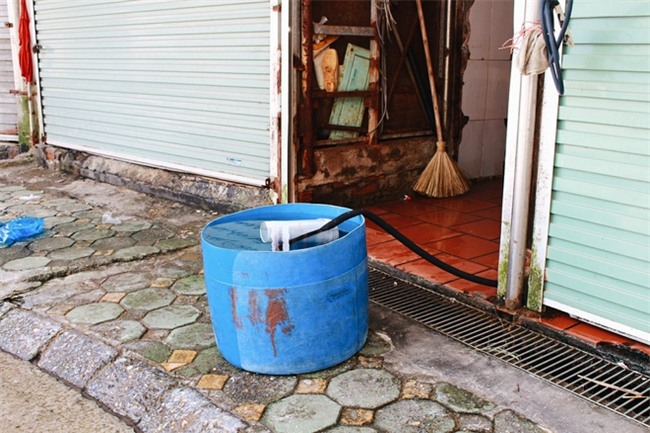 Phòng trọ ổ chuột hầm hập trong cái nóng thiêu đốt đến 40 độ C ở Hà Nội - Ảnh 12.