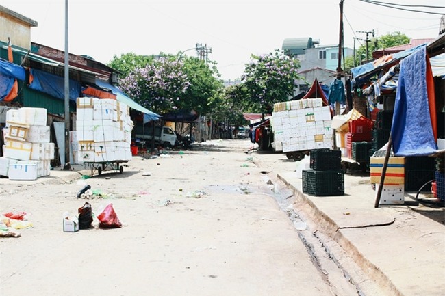 Phòng trọ "ổ chuột" hầm hập trong cái nóng thiêu đốt đến 40 độ C ở Hà Nội - Ảnh 1.