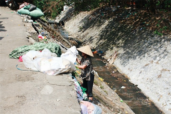 Phòng trọ "ổ chuột" hầm hập trong cái nóng thiêu đốt đến 40 độ C ở Hà Nội - Ảnh 14.