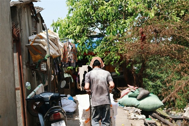 Phòng trọ "ổ chuột" hầm hập trong cái nóng thiêu đốt đến 40 độ C ở Hà Nội - Ảnh 14.