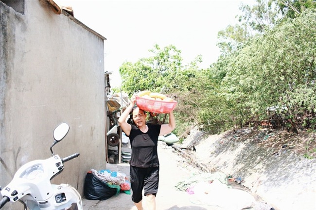 Phòng trọ "ổ chuột" hầm hập trong cái nóng thiêu đốt đến 40 độ C ở Hà Nội - Ảnh 14.