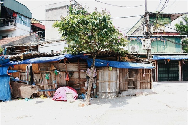 Phòng trọ "ổ chuột" hầm hập trong cái nóng thiêu đốt đến 40 độ C ở Hà Nội - Ảnh 1.