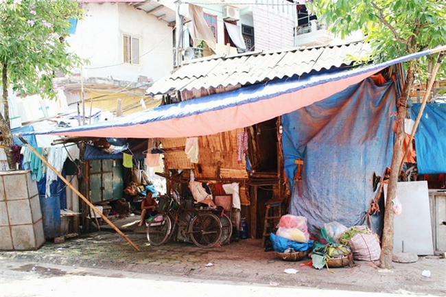 Phòng trọ "ổ chuột" hầm hập trong cái nóng thiêu đốt đến 40 độ C ở Hà Nội - Ảnh 1.