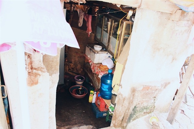 Phòng trọ "ổ chuột" hầm hập trong cái nóng thiêu đốt đến 40 độ C ở Hà Nội - Ảnh 2.