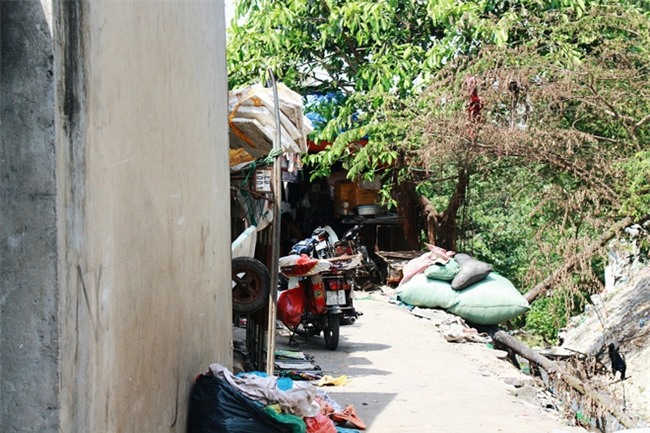 Phòng trọ "ổ chuột" hầm hập trong cái nóng thiêu đốt đến 40 độ C ở Hà Nội - Ảnh 2.