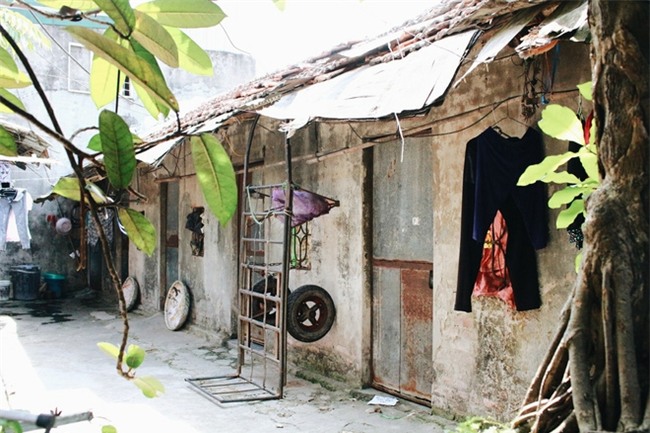 Phòng trọ "ổ chuột" hầm hập trong cái nóng thiêu đốt đến 40 độ C ở Hà Nội - Ảnh 2.