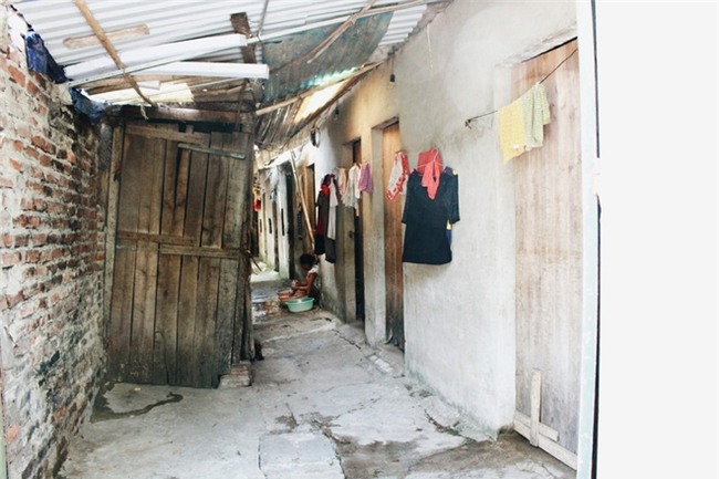 Phòng trọ "ổ chuột" hầm hập trong cái nóng thiêu đốt đến 40 độ C ở Hà Nội - Ảnh 2.