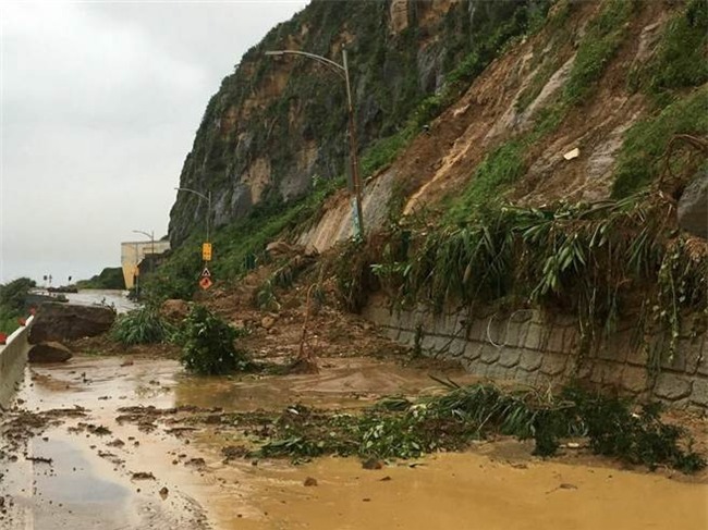 Người dân Đài Loan chật vật đối mặt với ngập úng khắp nơi bởi trận mưa lớn kỷ lục trong 17 năm qua - Ảnh 14.